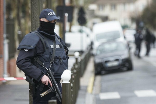 Συναγερμός στο Παρίσι: Δοχεία με βενζίνη και πυροκροτητής βρέθηκαν κάτω από φορτηγά