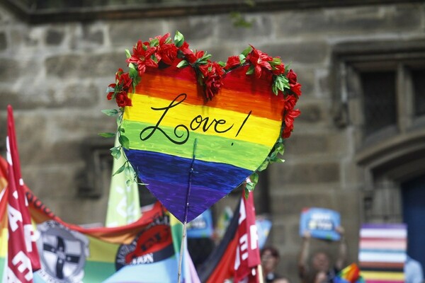Εγκρίθηκε η πρώτη υιοθεσία παιδιού από ομοφυλόφιλο ζευγάρι στη Γερμανία