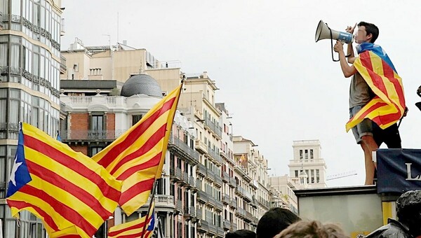 Καταλονία: Υποστηρικτές του δημοψηφίσματος κατέλαβαν εκλογικά κέντρα