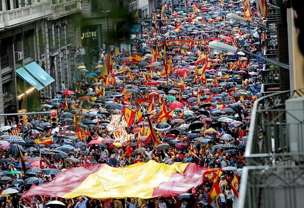 Ισπανία: Διαδηλώσεις υπέρ της ενότητας από χιλιάδες ανθρώπους σε πολλές πόλεις