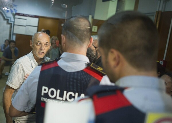«Καζάνι που βράζει» η Καταλονία - Οι αστυνομικές δυνάμεις έχουν κλείσει τα μισά εκλογικά τμήματα