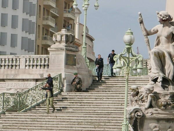 «Παράξενη» η συμπεριφορά του δράστη της επίθεσης στο σιδηροδρομικό σταθμό της Μασσαλίας