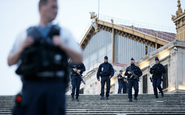 «Παράξενη» η συμπεριφορά του δράστη της επίθεσης στο σιδηροδρομικό σταθμό της Μασσαλίας