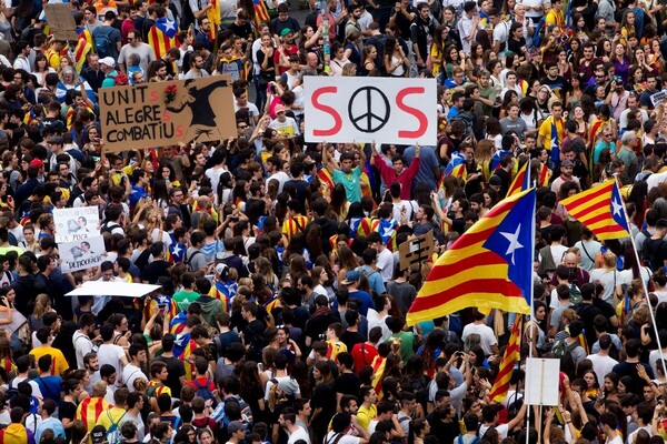 Βαρκελώνη: Απεργία και χιλιάδες διαδηλωτές στους δρόμους κατά της αστυνομικής βίας