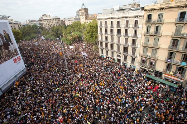 Βαρκελώνη: Απεργία και χιλιάδες διαδηλωτές στους δρόμους κατά της αστυνομικής βίας