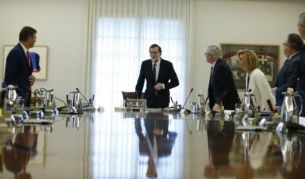 Ο Ραχόι αναστέλει την αυτονομία της Καταλονίας - Θα προκηρύξει εκλογές στην περιοχή