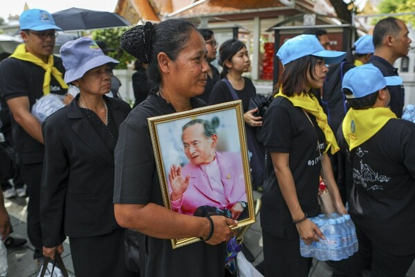 Χιλιάδες μαυροφορεμένοι Ταϊλανδοί στην αποτέφρωση του βασιλιά Μπουμιμπόλ Αντουλαντέι