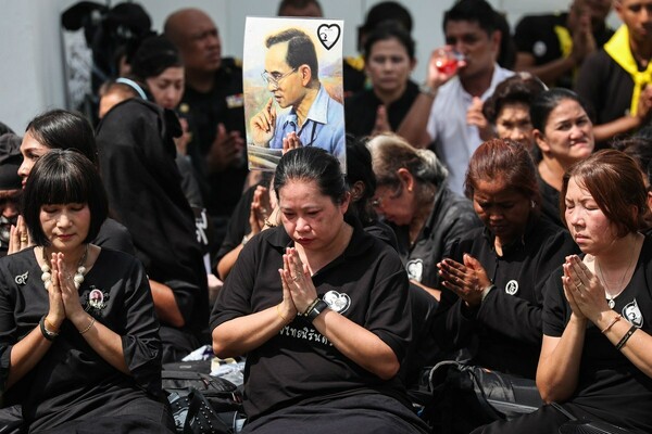 Χιλιάδες μαυροφορεμένοι Ταϊλανδοί στην αποτέφρωση του βασιλιά Μπουμιμπόλ Αντουλαντέι