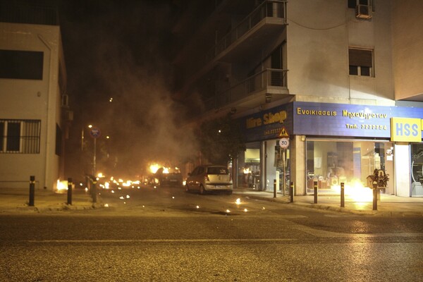 Φωτογραφίες από τα επεισόδια έξω από τα γραφεία της Χρυσής Αυγής στην πορεία για τον Παύλο Φύσσα