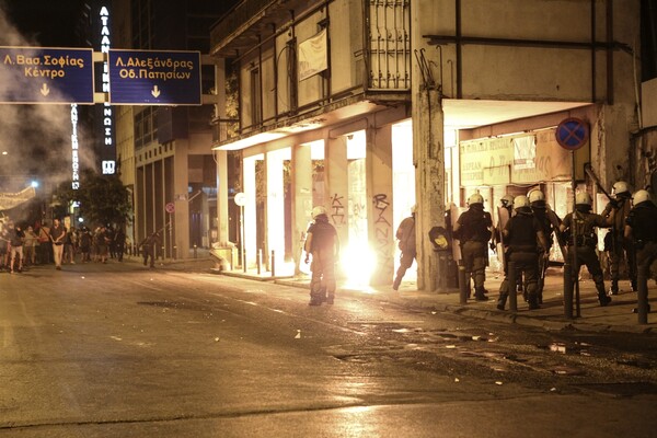 Φωτογραφίες από τα επεισόδια έξω από τα γραφεία της Χρυσής Αυγής στην πορεία για τον Παύλο Φύσσα