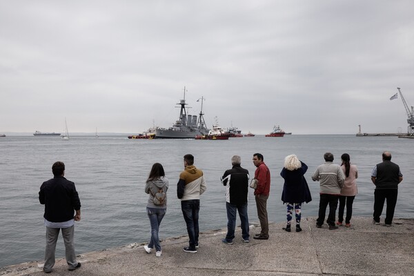 Το θωρηκτό Αβέρωφ στη Θεσσαλονίκη - Εντυπωσιακές φωτογραφίες από την άφιξη στο λιμάνι