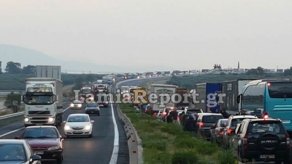 Πρόσφυγες έκλεισαν την Εθνική Οδό Αθηνών-Λαμίας στις Θερμοπύλες