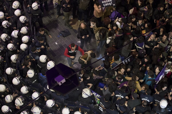 Κωνσταντινούπολη: Δακρυγόνα και βία εναντίον χιλιάδων γυναικών που διαδήλωναν
