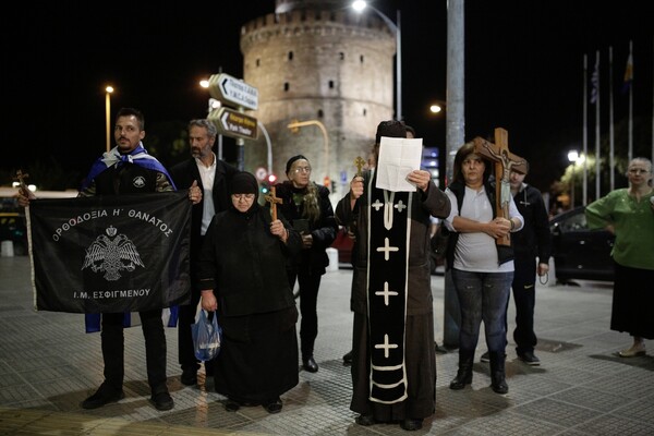 «Κάτω τα χέρια από την Παναγία»: Πατήρ Κλεομένης και Ιερός λόχος προσπαθούν να διακόψουν την παράσταση «Ώρα του Διαβόλου»