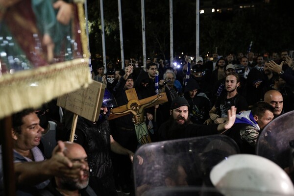 «Κάτω τα χέρια από την Παναγία»: Πατήρ Κλεομένης και Ιερός λόχος προσπαθούν να διακόψουν την παράσταση «Ώρα του Διαβόλου»