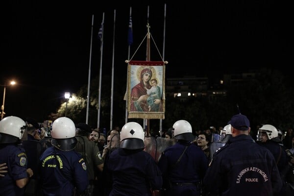 «Κάτω τα χέρια από την Παναγία»: Πατήρ Κλεομένης και Ιερός λόχος προσπαθούν να διακόψουν την παράσταση «Ώρα του Διαβόλου»