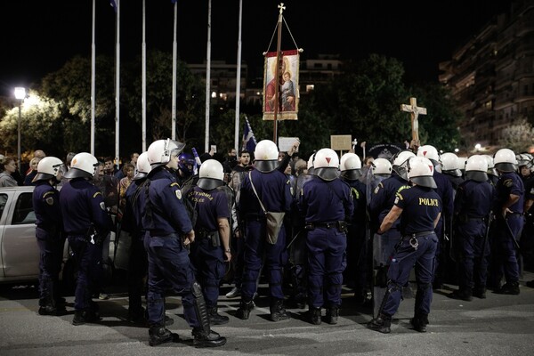 «Κάτω τα χέρια από την Παναγία»: Πατήρ Κλεομένης και Ιερός λόχος προσπαθούν να διακόψουν την παράσταση «Ώρα του Διαβόλου»