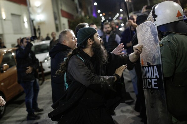 Επεισόδια και προσαγωγές στη διαμαρτυρία για την παράσταση «Η 'Ωρα του Διαβόλου» (φωτό + βίντεο)