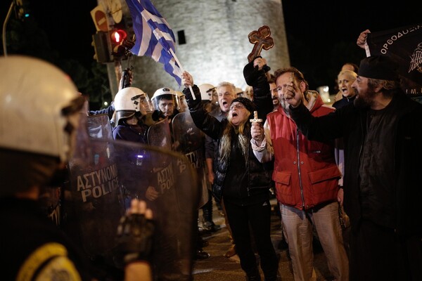 Επεισόδια και προσαγωγές στη διαμαρτυρία για την παράσταση «Η 'Ωρα του Διαβόλου» (φωτό + βίντεο)