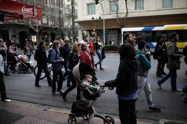 Ανατρέπονται τα στερεότυπα της «μεγαλοκοπέλας» μάνας και της ασυμβατότητας μητρότητας- καριέρας