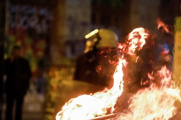 Φωτιές και δακρυγόνα στο κέντρο της Αθήνας: Επεισόδια μετά την πορεία για τον θάνατο του Εμπουκά