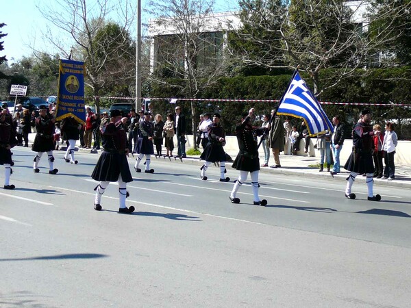 Πρωτοφανής απόφαση από πρόεδρο συλλόγου στη Θεσσαλονίκη - Απαγόρευσε στις γυναίκες να παρελάσουν