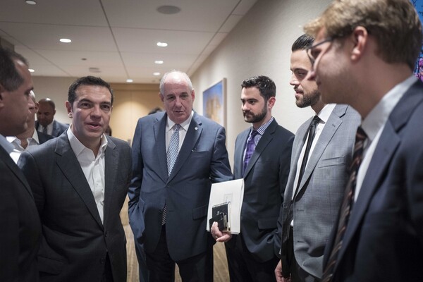 Στις ΗΠΑ ο Αλ. Τσίπρας: Συναντήθηκε με Ελληνοαμερικανούς επιχειρηματίες και τον Γερουσιαστή Ντέρμπιν- Επίσκεψη στα Cinespace Film Studios