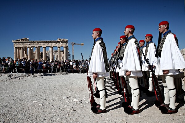 Η Αθήνα γιόρτασε στην Ακρόπολη την 73η επέτειο απελευθέρωσης από τους Ναζί