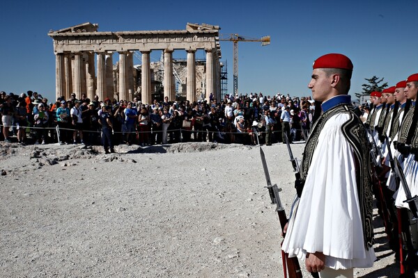 Η Αθήνα γιόρτασε στην Ακρόπολη την 73η επέτειο απελευθέρωσης από τους Ναζί