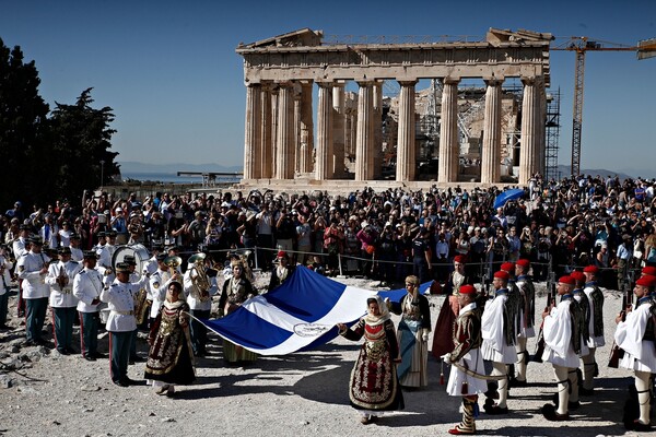 Η Αθήνα γιόρτασε στην Ακρόπολη την 73η επέτειο απελευθέρωσης από τους Ναζί