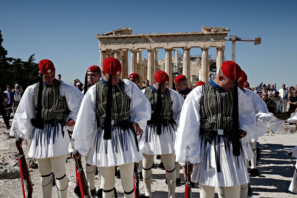 Η Αθήνα γιόρτασε στην Ακρόπολη την 73η επέτειο απελευθέρωσης από τους Ναζί