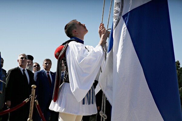 Η Αθήνα γιόρτασε στην Ακρόπολη την 73η επέτειο απελευθέρωσης από τους Ναζί