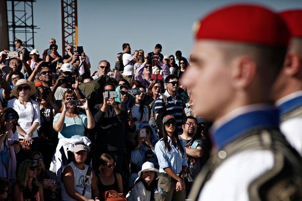 Η Αθήνα γιόρτασε στην Ακρόπολη την 73η επέτειο απελευθέρωσης από τους Ναζί