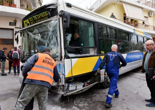 Αιγάλεω: Έντεκα τραυματίες από τη σύγκρουση λεωφορείων