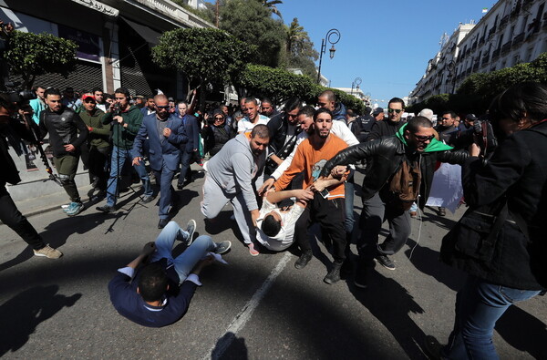 Αλγερία: Τουλάχιστον 63 τραυματίες σε συγκρούσεις μεταξύ διαδηλωτών και αστυνομικών