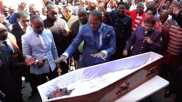 Κορυφαίος τσαρλατάνος πάστορας εξόργισε με «ανάσταση νεκρού» - Τραγελαφικό βίντεο