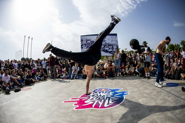 Ένας ξεχωριστός 1vs1 διαγωνισμός street dance έρχεται στις πίστες όλου του κόσμου. Ετοιμάσου να γίνεις κριτής στο Red Bull Dance Your Style!