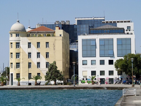 Βόλος: Βρήκε τσάντα και όταν την παρέδωσε στην αστυνομία, διαπίστωσε ότι περιείχε θησαυρό
