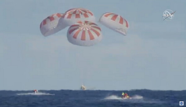 Το διαστημόπλοιο Crew Dragon του Έλον Μασκ επέστρεψε με επιτυχία στη Γη