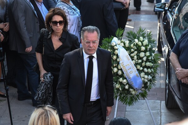Το τελευταίο αντίο στoν Μιχάλη Ζαφειρόπουλο - Πλήθος κόσμου, πολιτικοί και δημοσιογράφοι στην κηδεία του ποινικολόγου