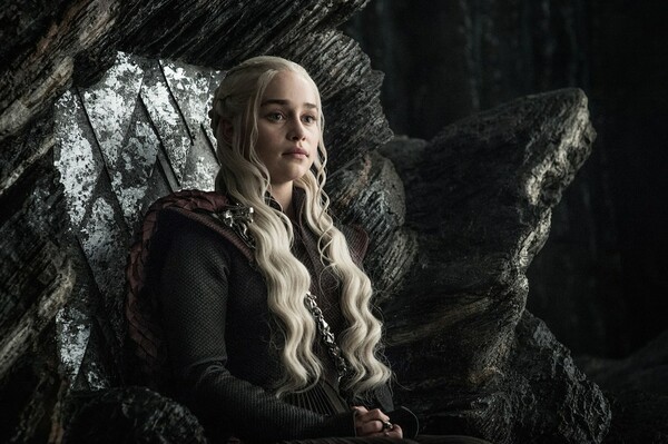 Game of Thrones: Η Εμίλια Κλαρκ κόβει τα μαλλιά της κοντά και το διαδίκτυο παραληρεί για τις εξελίξεις στην επική σειρά