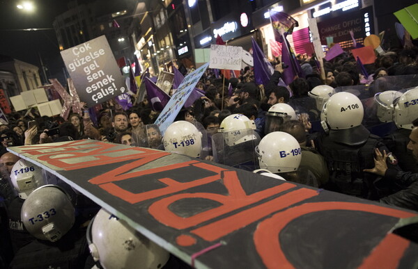 Κωνσταντινούπολη: Δακρυγόνα και βία εναντίον χιλιάδων γυναικών που διαδήλωναν