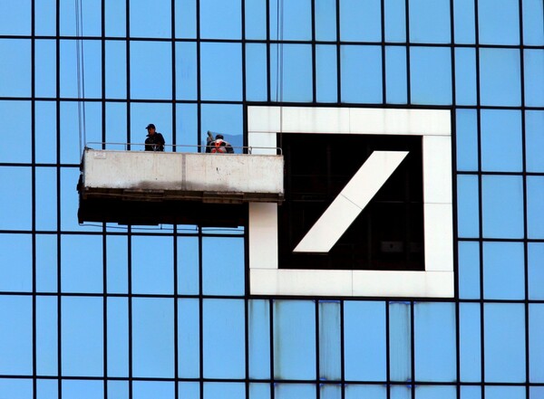 Τριγμοί και πάλι στην Deutsche Bank-Ο Fitch την υποβάθμισε τρία επίπεδα πάνω από τα «σκουπίδια»