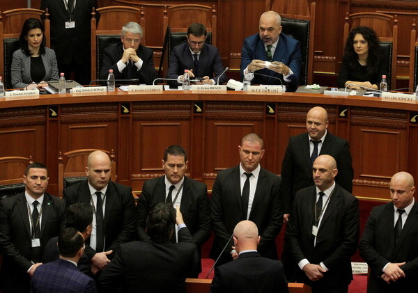 Με παραιτήσεις βουλευτών κλιμακώνεται η πολιτική κρίση στην Αλβανία