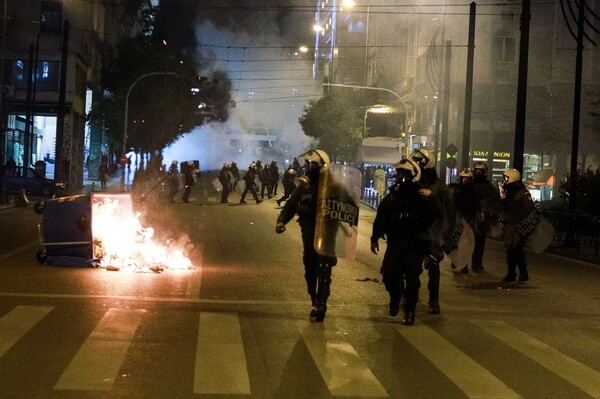 Φωτιές και δακρυγόνα στο κέντρο της Αθήνας: Επεισόδια μετά την πορεία για τον θάνατο του Εμπουκά