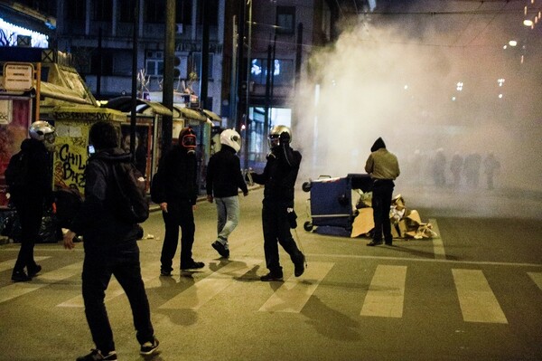 Φωτιές και δακρυγόνα στο κέντρο της Αθήνας: Επεισόδια μετά την πορεία για τον θάνατο του Εμπουκά