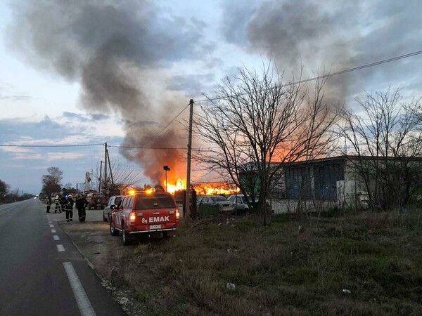 Φόβος για έκρηξη σε εργοστάσιο ξυλείας που καίγεται στη Λάρισα – Υπάρχουν μέσα φιάλες προπανίου