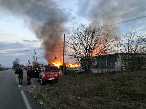 Φόβος για έκρηξη σε εργοστάσιο ξυλείας που καίγεται στη Λάρισα – Υπάρχουν μέσα φιάλες προπανίου