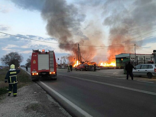 Φόβος για έκρηξη σε εργοστάσιο ξυλείας που καίγεται στη Λάρισα – Υπάρχουν μέσα φιάλες προπανίου
