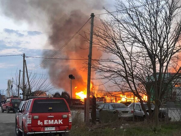 Φόβος για έκρηξη σε εργοστάσιο ξυλείας που καίγεται στη Λάρισα – Υπάρχουν μέσα φιάλες προπανίου